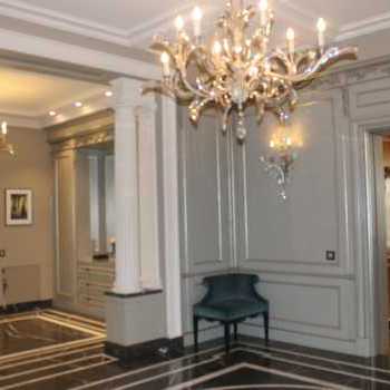 Boiseries + armadio ingresso Annibale Colombo, illuminazione Fine Lamps Art